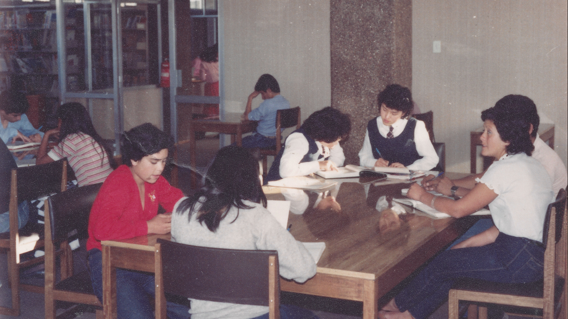 Usuarias en sala de lectura