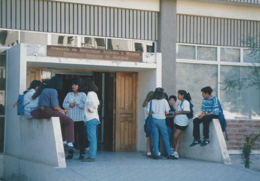 Usuarias y usuarios usuarias en el frontis de la biblioteca