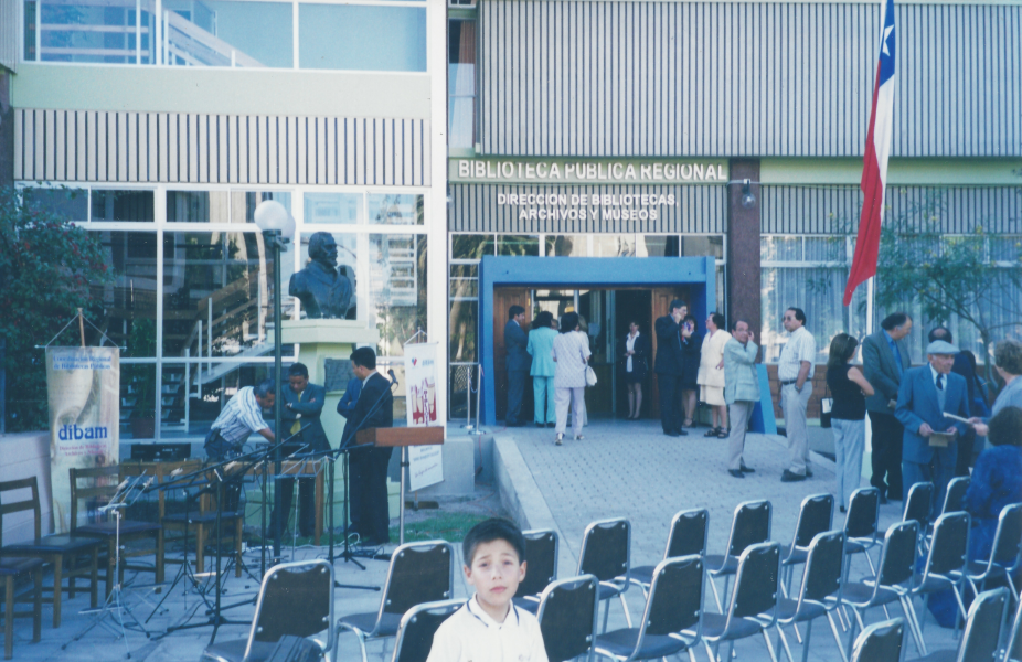Actividad cultural  Acto cultural en la explanada de la biblioteca