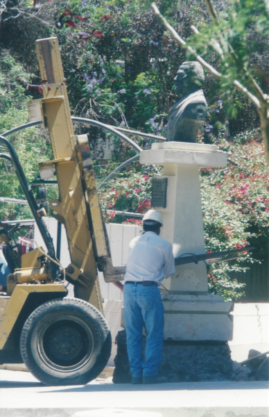 Traslado del pedestal y busto de Jotabeche Máquina re-instalando pedestal