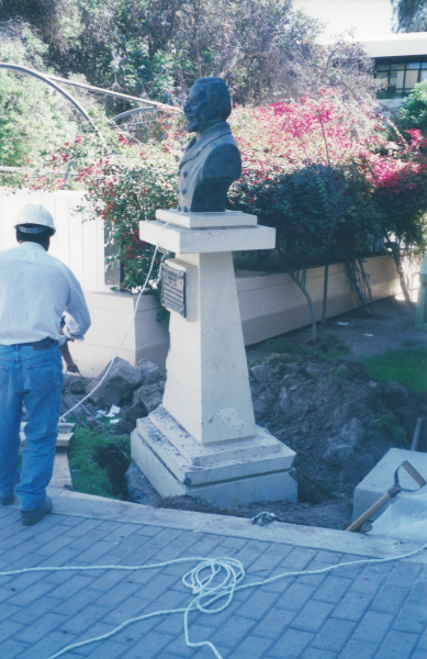 Traslado del pedestal y busto de Jotabeche Máquina re-instalando pedestal