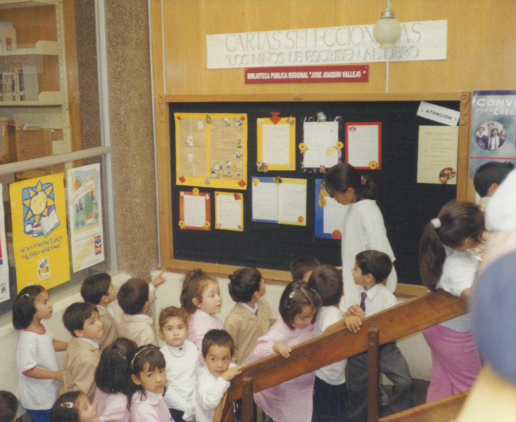 Visitas de pre-escolares Niños y niñas pre escolares visitando la biblioteca