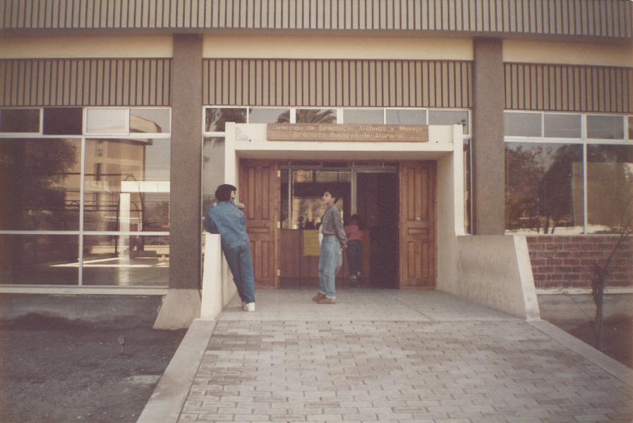 Frontis biblioteca Usuarios en el frontis de la biblioteca