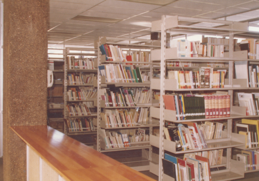 Biblioteca acceso restringido a la colección Estanterías de la biblioteca