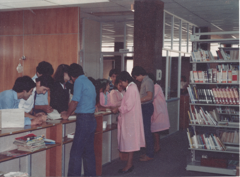 Atención de público Funcionarios y funcionarias atendiendo al público